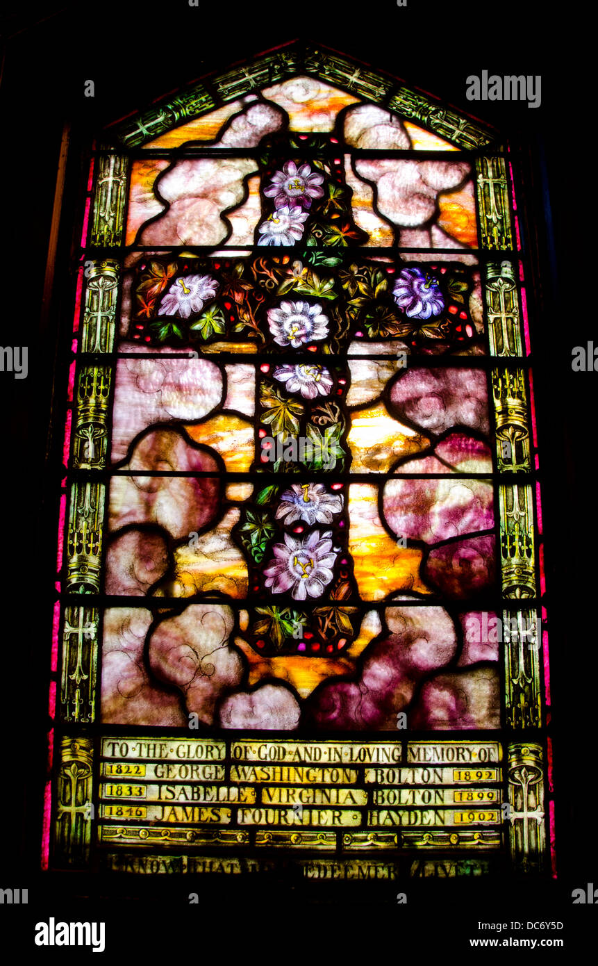 Marengo County, Alabama Demopolis. Historischen Trinity Episcopal Church, gegründet im Jahre 1834. Antike Tiffany Buntglas-Fenster. Stockfoto