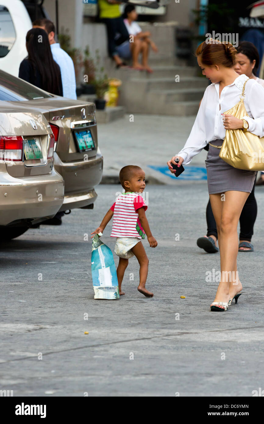 Kleine Jungs betteln in Makati City in Metro Manila, Philippinen Stockfoto