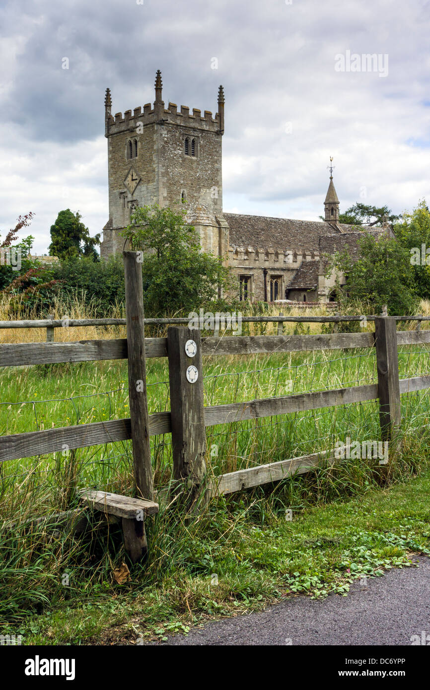 Ein Stil führt führt in Richtung St Mary Magdalene Kirche im Süden Marston in der Nähe von Swinndon in Wiltshire. Stockfoto