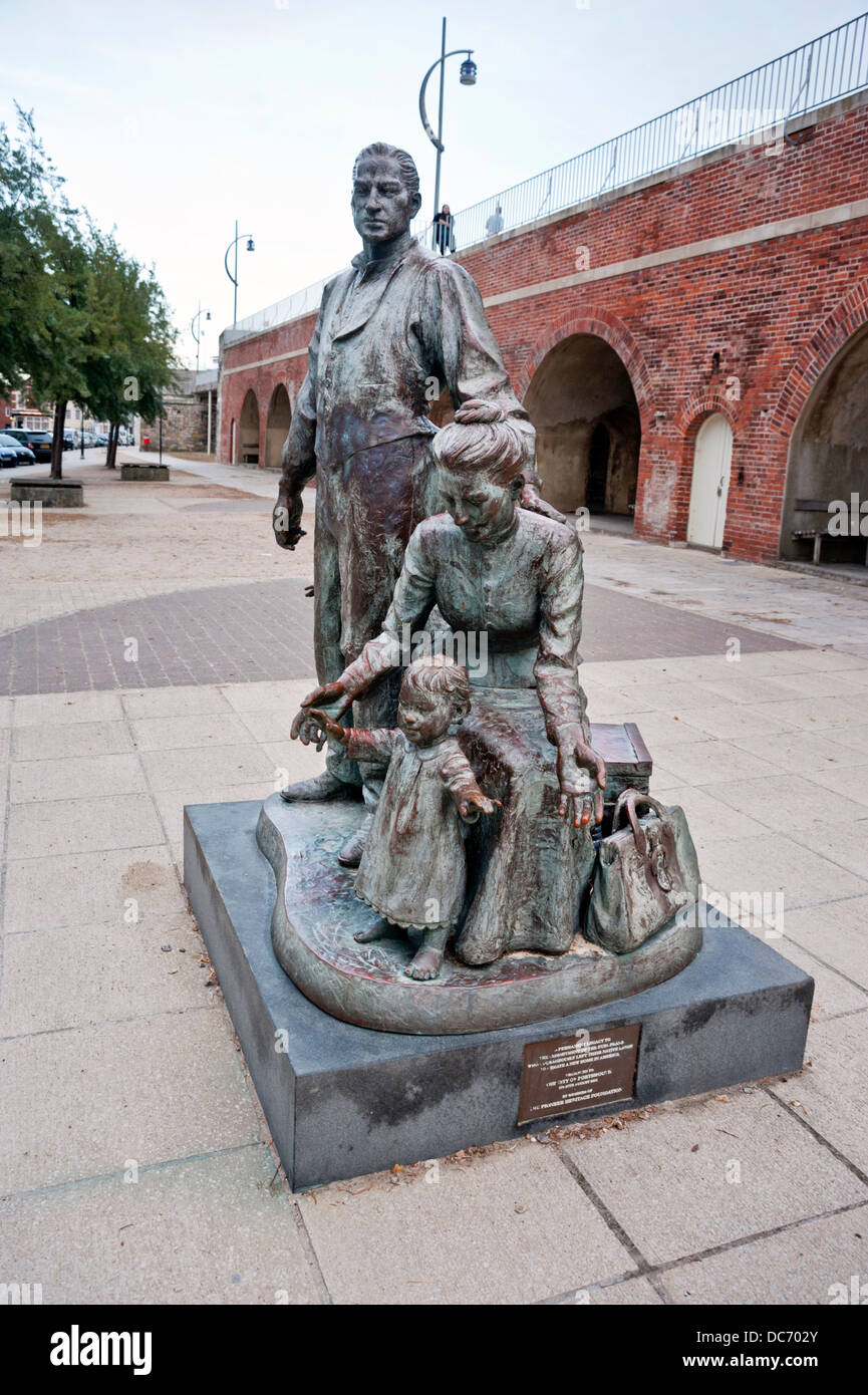 Denkmal für Auswanderer aus Europa nach Nordamerika, Old Portsmouth, UK. Die Stadt von Pioneer Heritage Foundation vorgestellt. Stockfoto