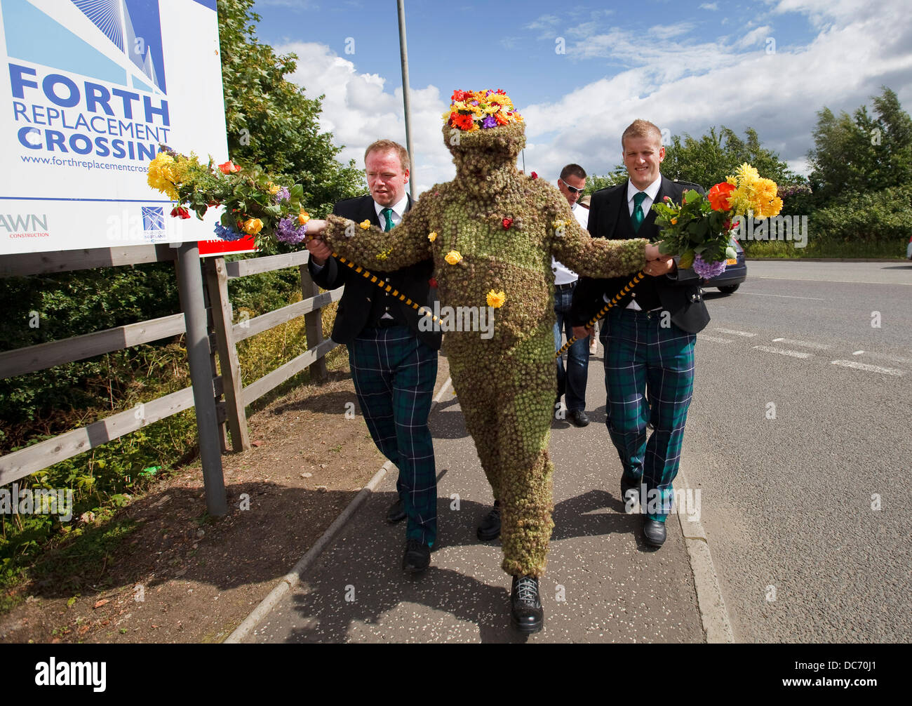 Queensferry, in der Nähe von Edinburgh, Scotland, UK, Freitag, 9. August 2013. Die Burryman im Bild, zu Fuß durch Queensferry.  Queensferry von Andrew Taylor, ist gebürtiger männlichen Queensferry gekleidet von Kopf bis Fuß in Grate; (Samenkapseln von der Klette-Pflanze) und verschiedene andere wildwachsende Pflanzen und Blumen. Die jährliche Prozession ist eine elf Stunden Aufgabe, wo führt die Burryman durch die Burgh Queensferry, in der Nähe von Edinburgh, Schottland. Es ist eine körperlich und geistig anspruchsvolle Rolle, die in irgendeiner Form für 900 Jahre zurückreicht. Bildnachweis: zog Farrell/Alamy Live News Stockfoto