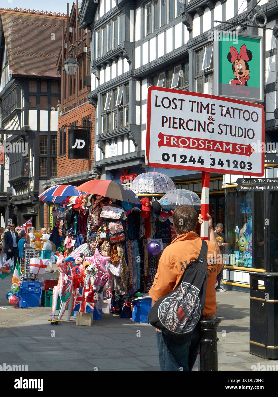 Mann mit Schild Info wo deine Tattoos in Chester UK? Stockfoto