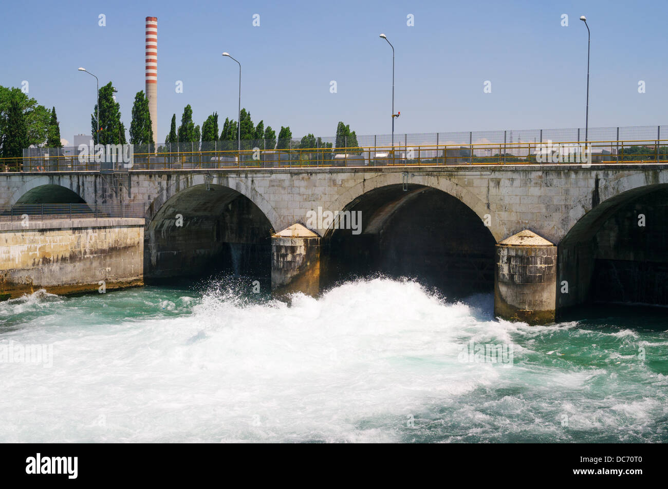 Damm, Teil der Flut Abwehrkräfte, am Fluss Mincio in der Nähe von Peschiera, Italien, Europa Stockfoto