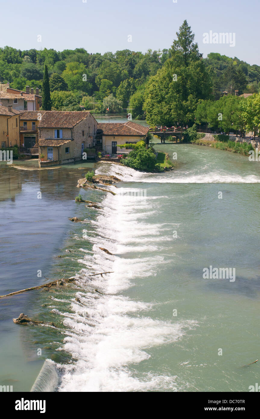 Italienische mittelalterliche Dorf Borghetto auf dem Fluss Mincio in der Provinz Verona. Stockfoto