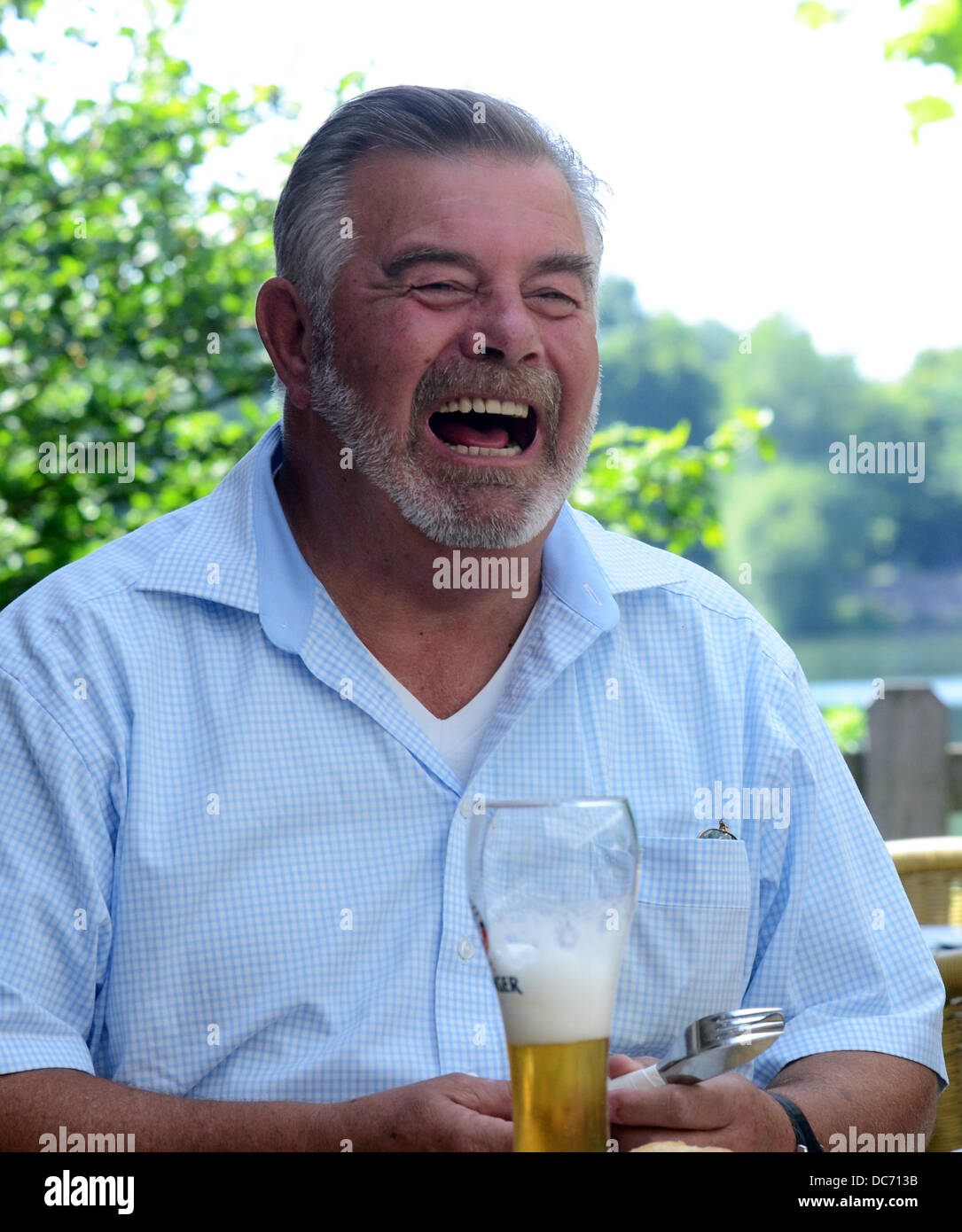 EXKLUSIV - niederländische ebenfalls Harry Wijnvoord (R) und n-tv Nachrichtensprecher Christoph Hoffmann am "Angelparadies Zwillbrock" darstellen (beleuchtet: Angelparadies Zwillbrock) in Vreden-Zwillbrock, Deutschland, 18. Juli 2013. Foto: HORST OSSINGER Stockfoto