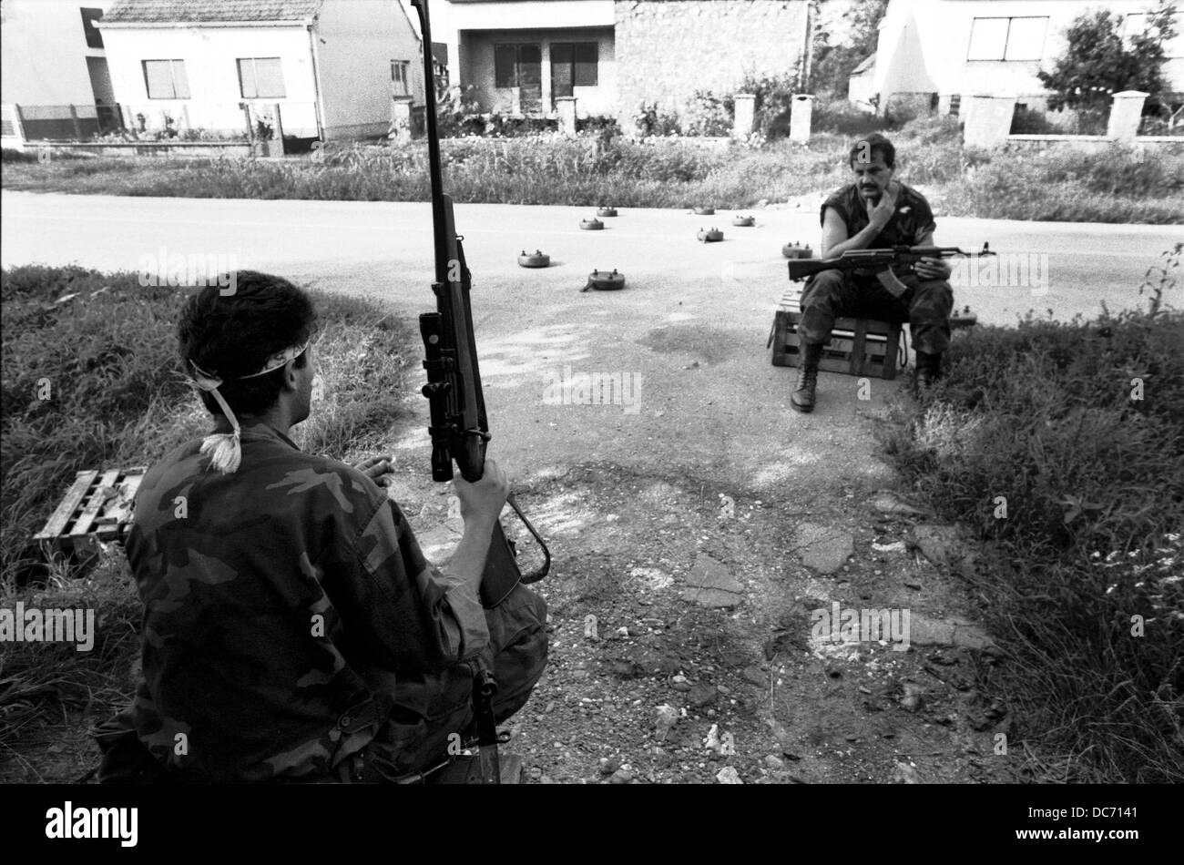 Kroatischen Milizen Checkpoint auf den Straßen von Sarvas an der Front zwischen kroatischen und serbischen Truppen im August 1991. Anti-Panzer-Minen Wurf auf der Straße. Stockfoto