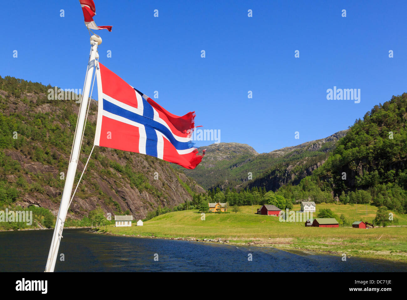 Norwegische Flagge auf einem Boot Kreuzfahrt Segeln von Mostraumen in Romarheimsfjorden und Osterfjorden in Mostraum, Norwegen Stockfoto