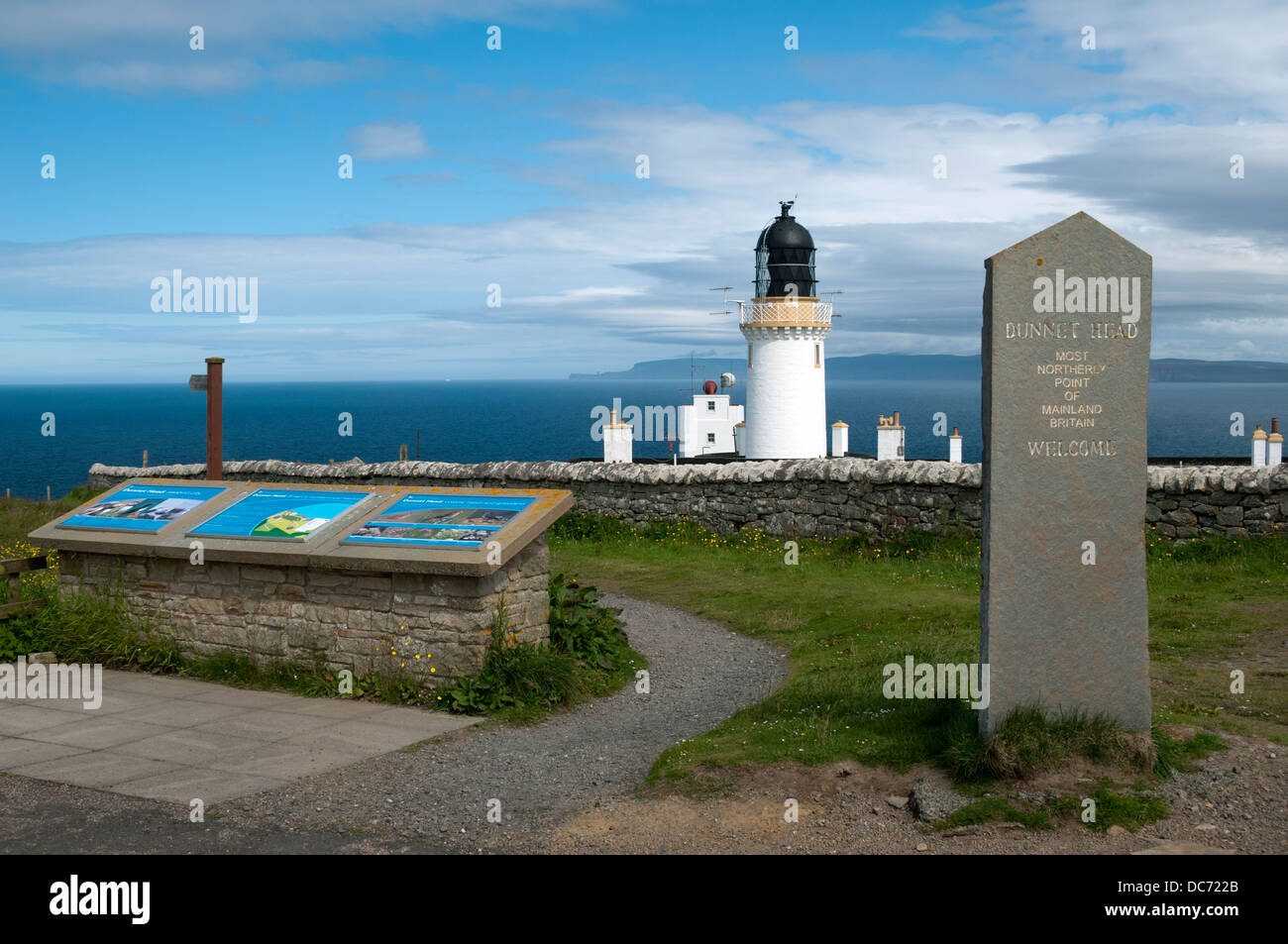 Touristische Hinweisschilder und Leuchtturm am Dunnet Head, am nördlichsten Punkt des britischen Festlands.  Caithness, Schottland. Stockfoto