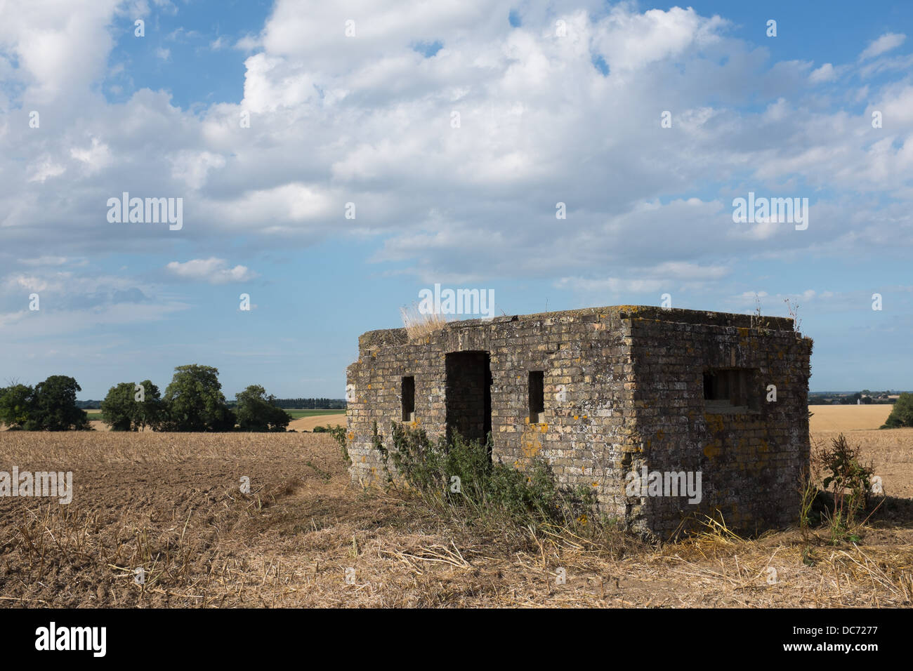 Zweiter Weltkrieg Lookout oder Pillenbox in einem Feld in East Kent. Stockfoto