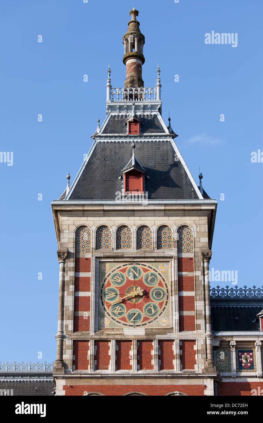 Wetterfahne auf einem Turm von der Amsterdamer Hauptbahnhof, zeigt die Richtung des Windes, Holland, Niederlande. Stockfoto