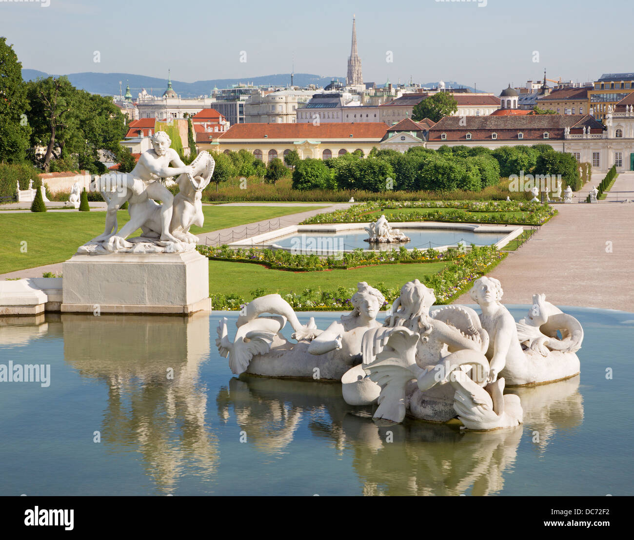 Wien - Brunnen des Schlosses Belvedere Morgen und die Stadt Stockfoto