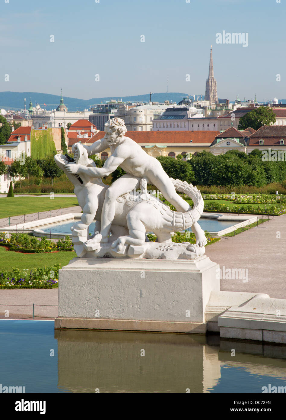 Wien - Brunnen des Schlosses Belvedere Morgen und die Stadt Stockfoto