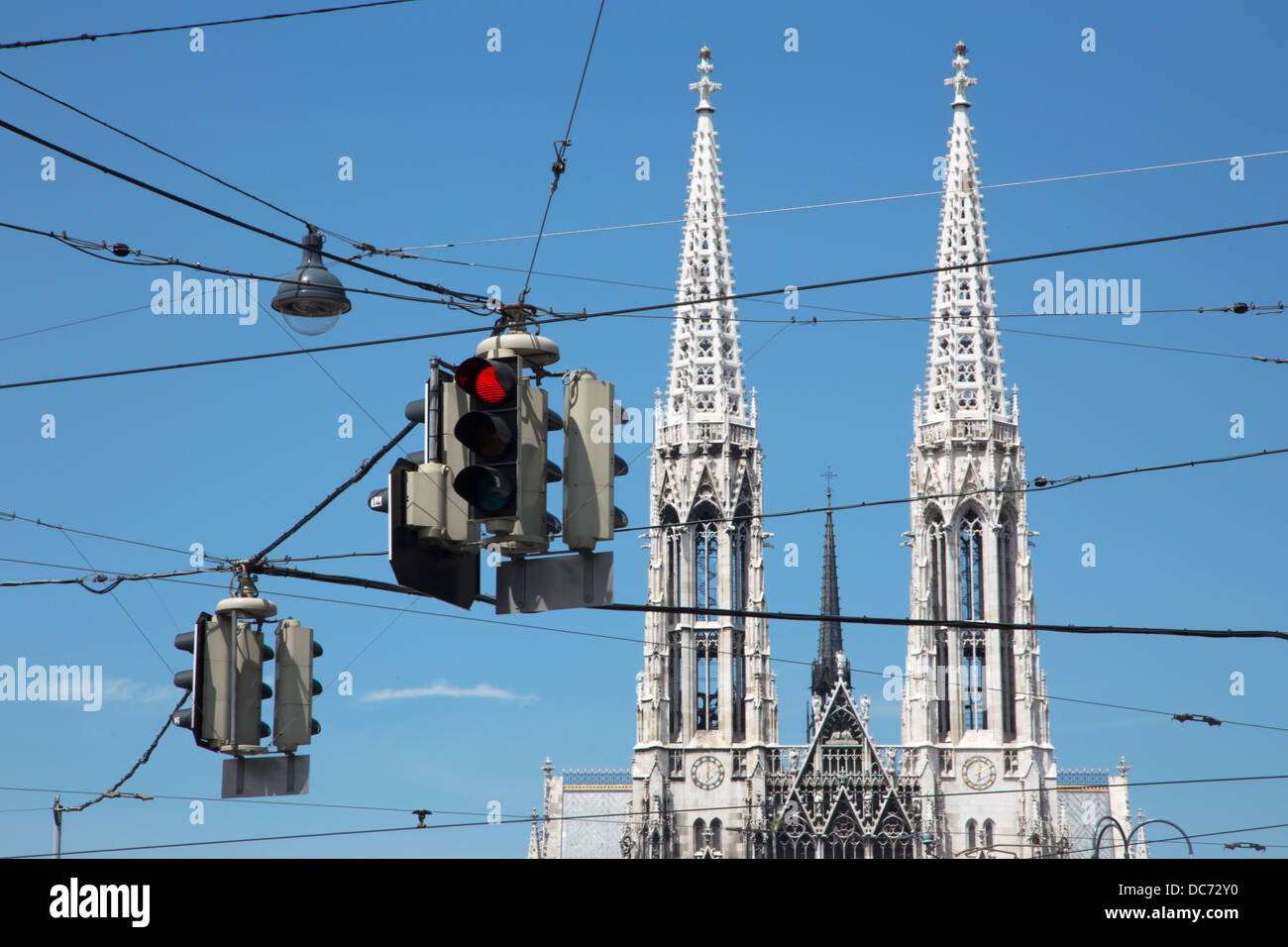 Vienna - Türme der Votivkirche Neo - gotische Kirche und Semaphoren Stockfoto