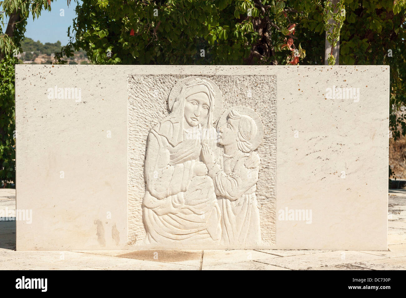 Biblische Szene geschnitzt aus weißem Stein in der Nähe von St.-Anna-Kirche in Donji Humac auf Brač Insel, Kroatien Stockfoto