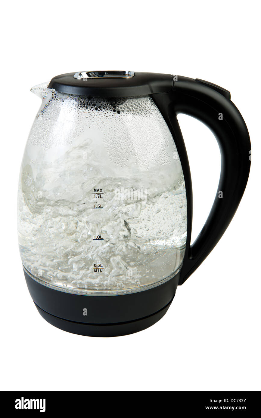 Teekanne mit kochendem Wasser über weiß Stockfoto