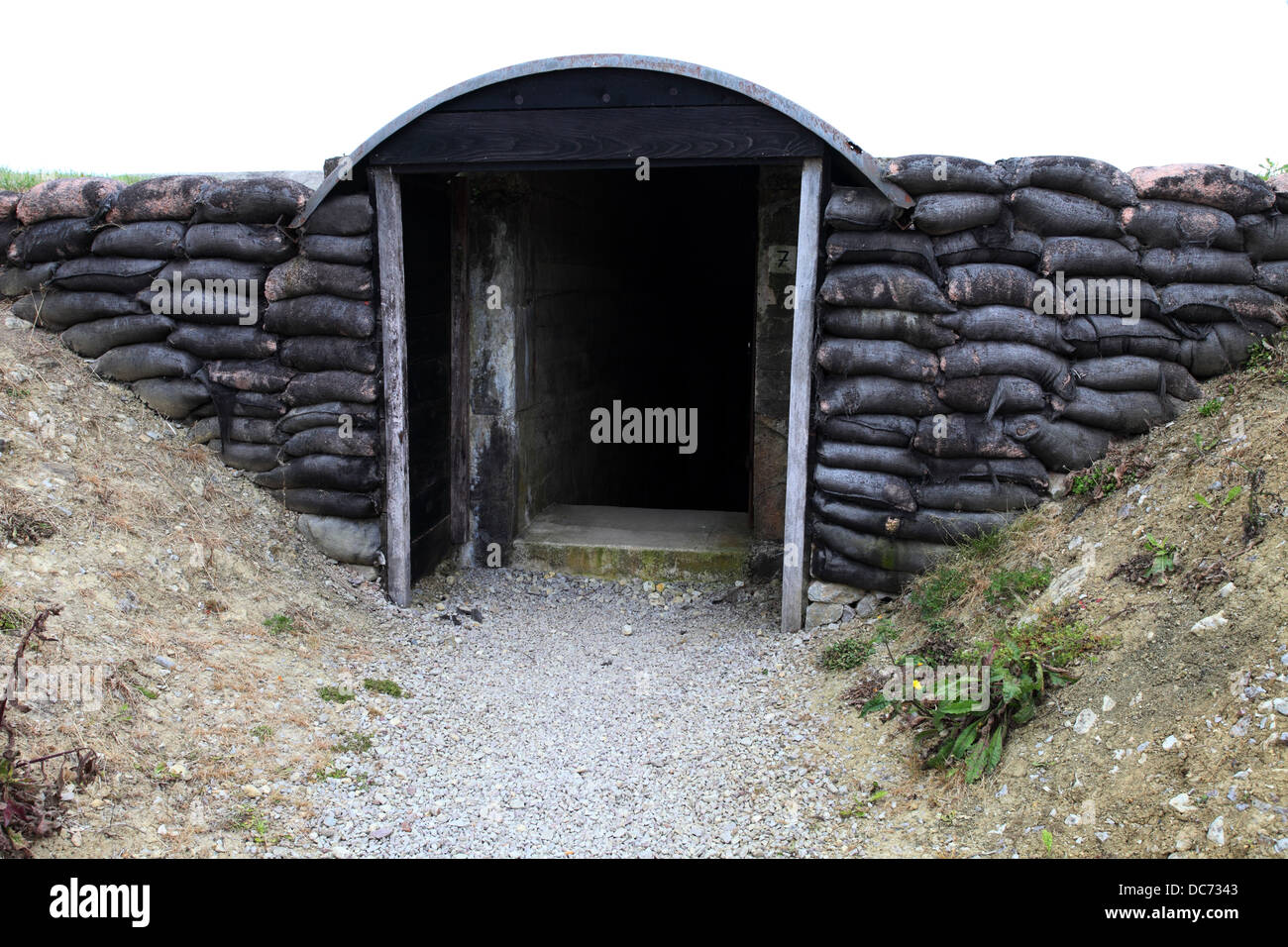 Eingang zu einem unterirdischen Bunker aus dem zweiten Weltkrieg Stockfoto