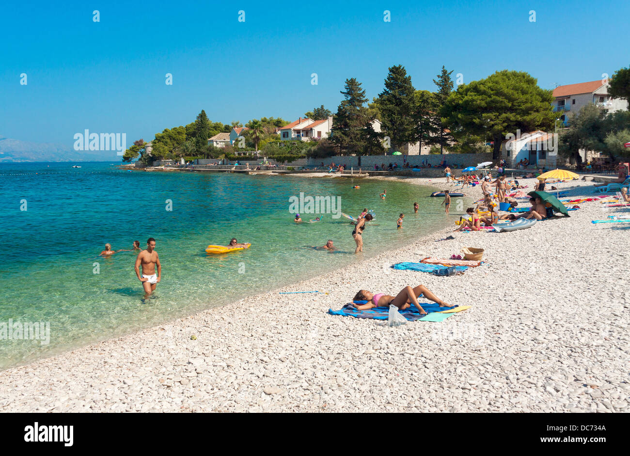 Touristen am Strand in Sutivan, Kroatien Stockfoto