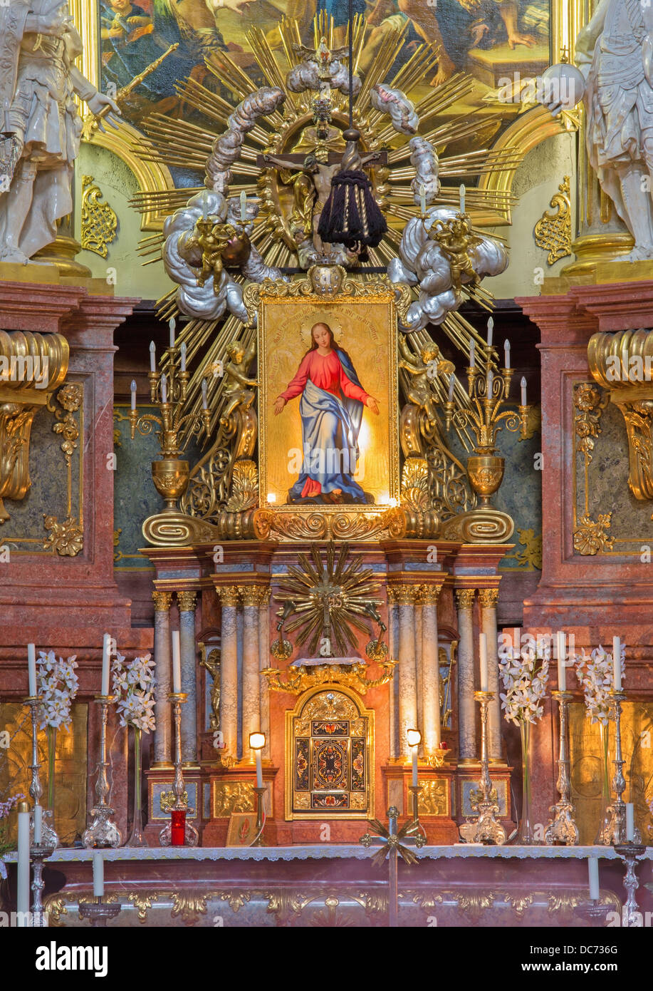 Wien - Juli 3: Hauptaltar der barocken st. Peter Kirche oder Peterskirche Stockfoto