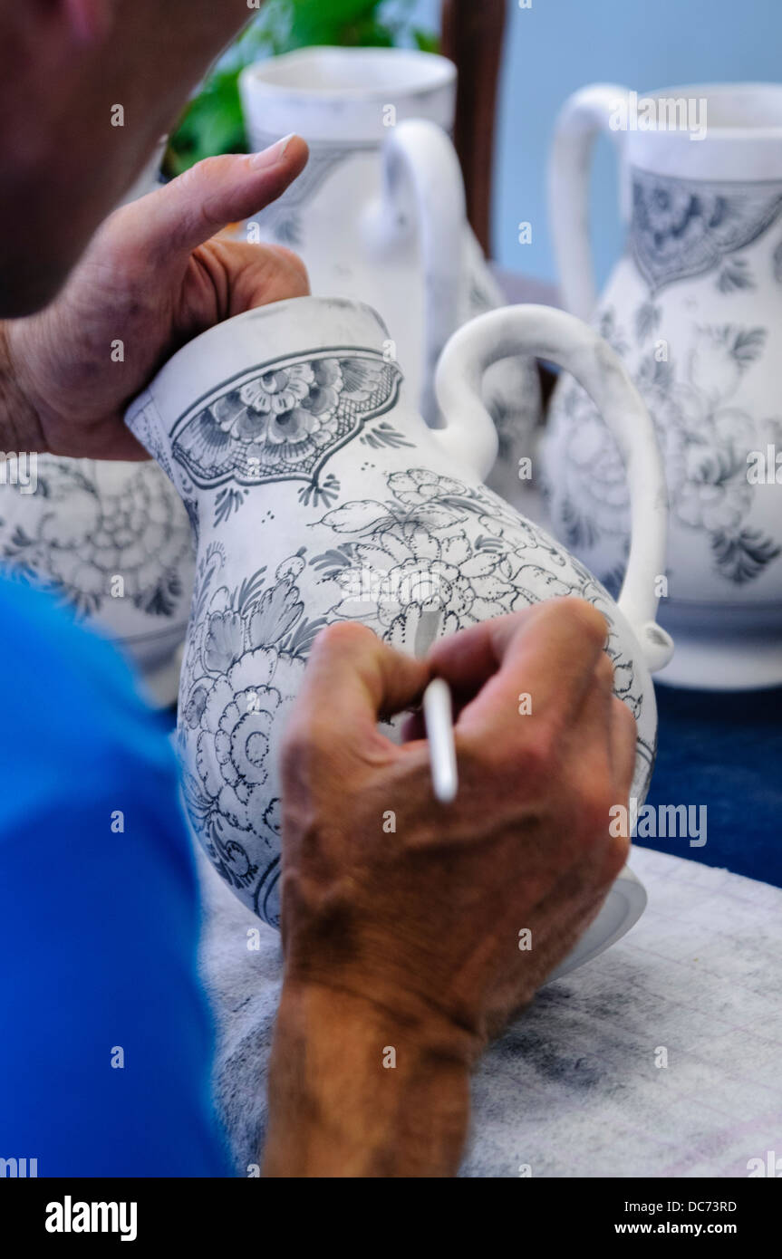 Delft, Niederlande. 5. August 2013 - malt Potter traditionellen blauen und weißen Delfter Keramik vor es wird im Ofen gebrannt Stockfoto