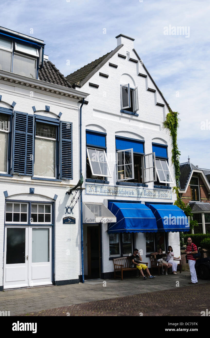 Delft, Niederlande. 5. August 2013 - Töpfer machen und malen traditionellen blauen und weißen Delfter Keramik Stockfoto