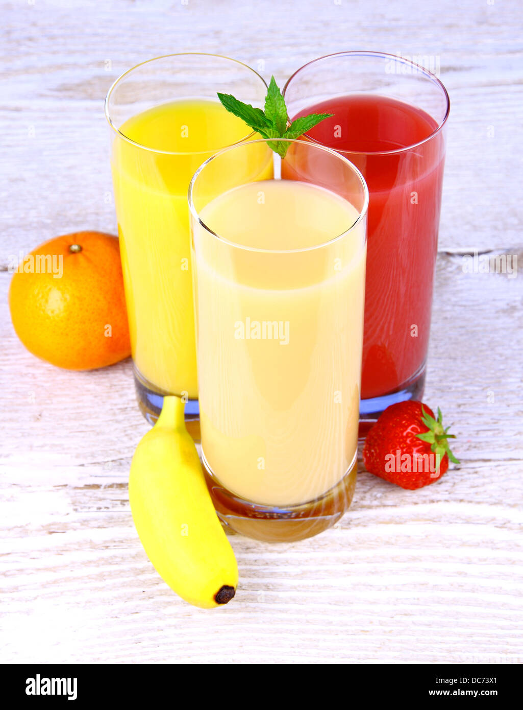 Bananen, Orangen und Erdbeersaft in Glas, Ansicht von oben Stockfoto