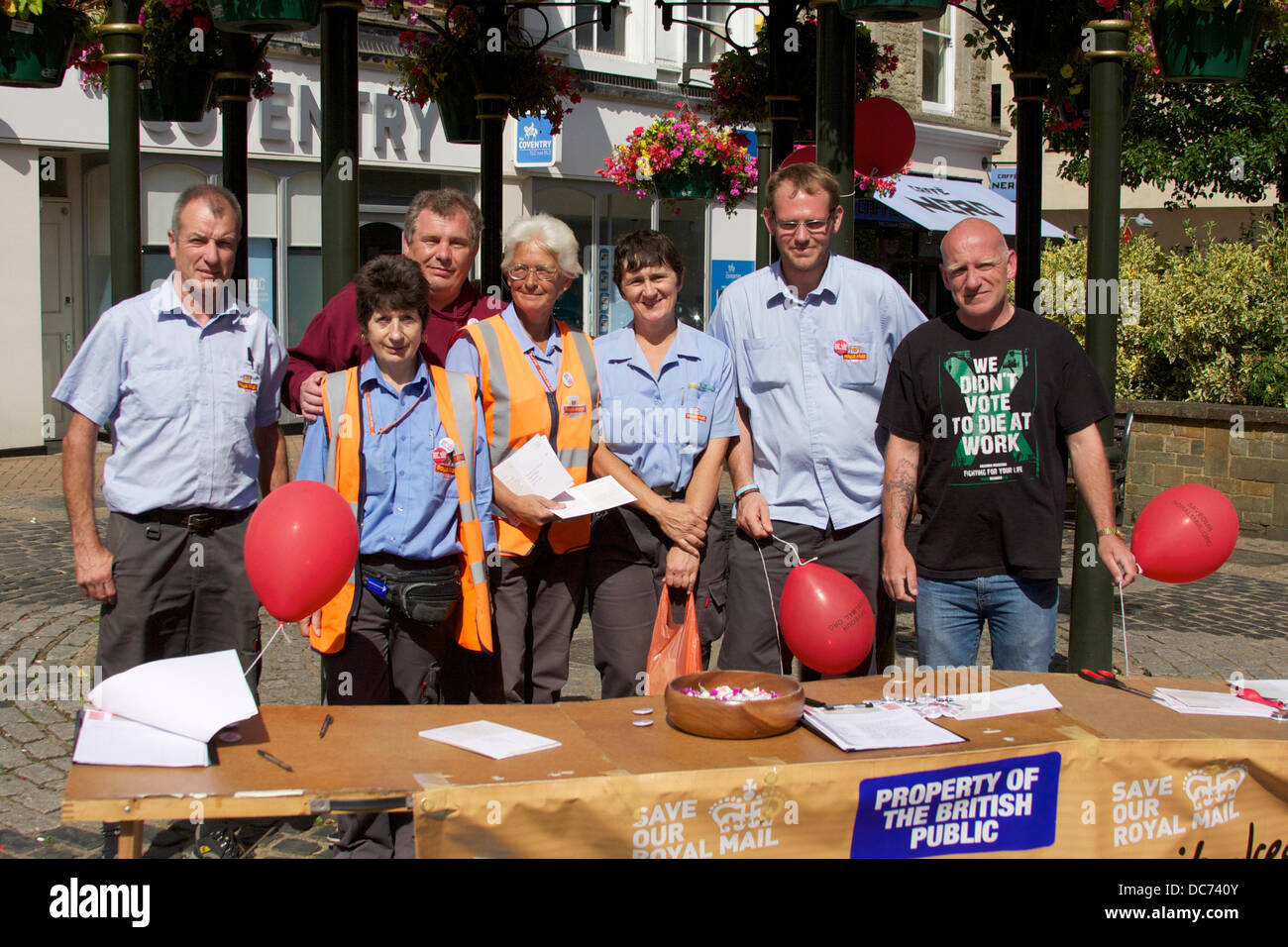 Banbury, Oxfordshire, Vereinigtes Königreich. 10. August 2013. Postangestellten versammelten sich im Zentrum Stadt zur Sensibilisierung der Öffentlichkeit für die Kampagne gegen die Privatisierung der Postdienste zu schützen. Bildnachweis: David Hawtin/Alamy Live-Nachrichten Stockfoto