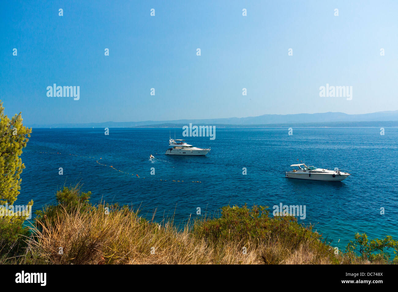 Motorboote in der Nähe von Murvica Dorfstrand, Kroatien Stockfoto