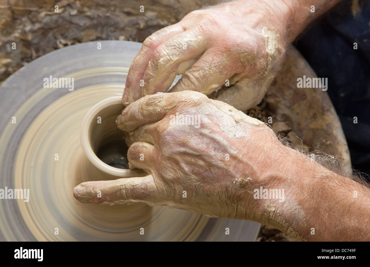 Händen der Töpfer bei der Arbeit Stockfoto