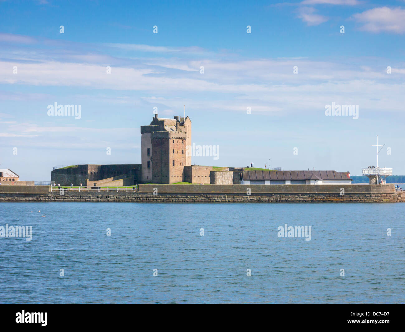 Der Fluss Tay Waterfront und das Schloss in Broughty Ferry Stockfoto