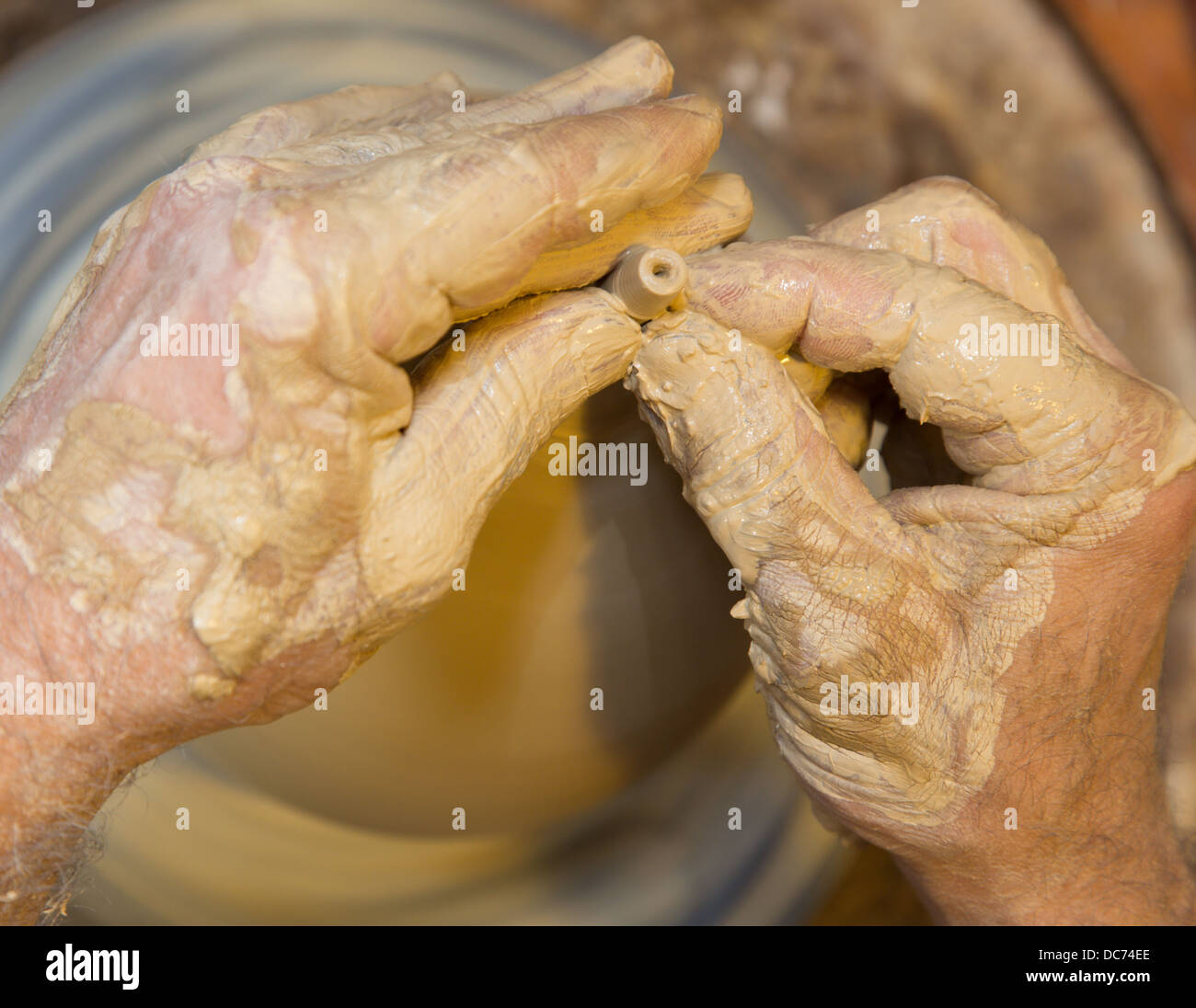 Finger der Töpfer bei der Arbeit Stockfoto