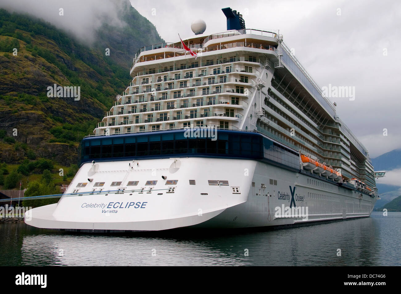 Das Kreuzfahrtschiff Celebrity Eclipse sitzt auf der Anklagebank in der kleinen Fjord Siedlung Flam Norwegen terminal. Stockfoto