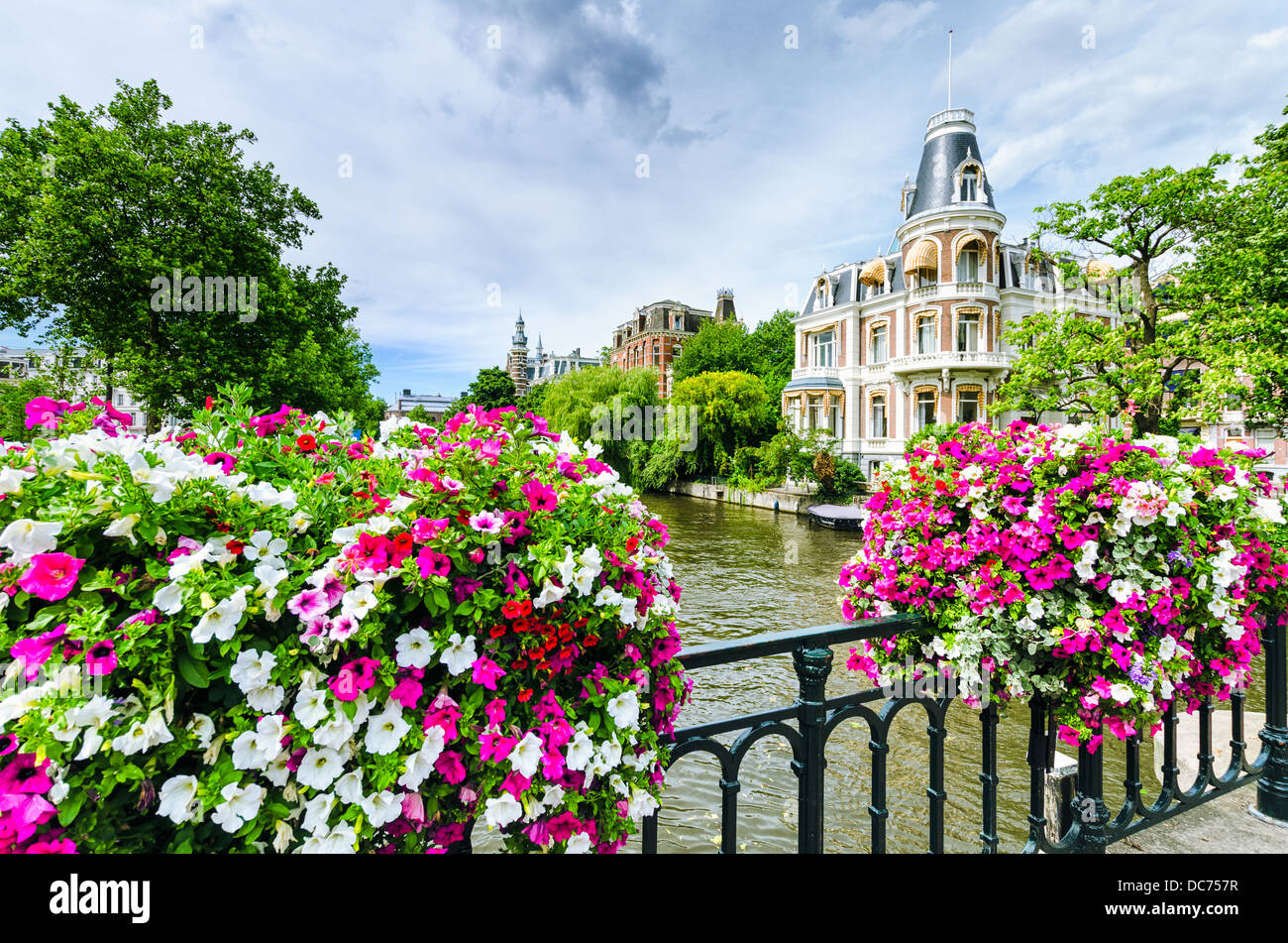 Eine Kanal-Szene in Amsterdam mit Blumen auf einer Brücke Stockfoto