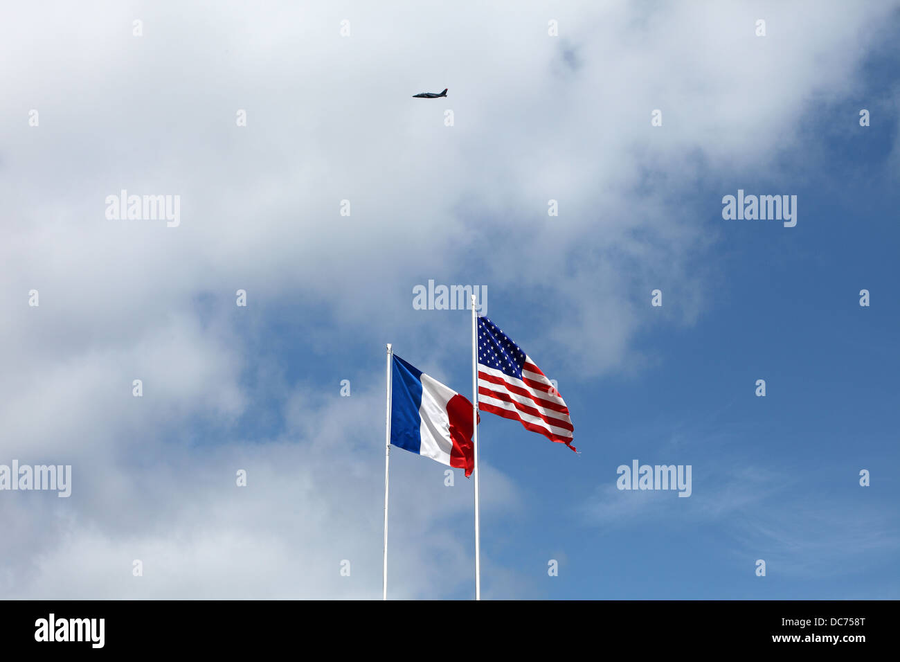 Amerikanische und französische Fahnen, Entente Cordiale. Hawker Jet fliegen über. Stockfoto