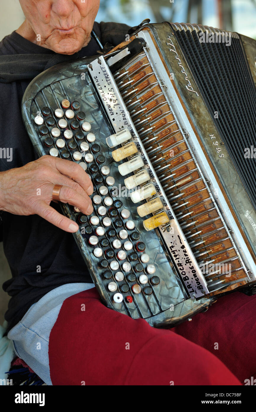 älteren Straßenmusiker spielen alt, zerschlagen Serenelli Akkordeon Stockfoto