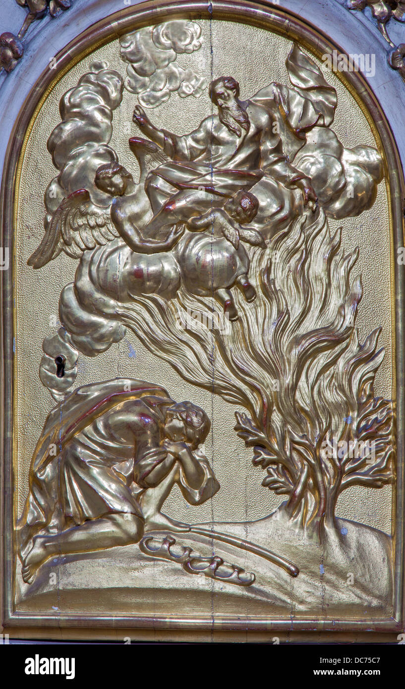 Wien - Juli 27: Relief von Moses und brennenden Dornbusch Tabernakel der Seitenaltar in der Kirche Maria Treu von 18. Jhdt. Stockfoto