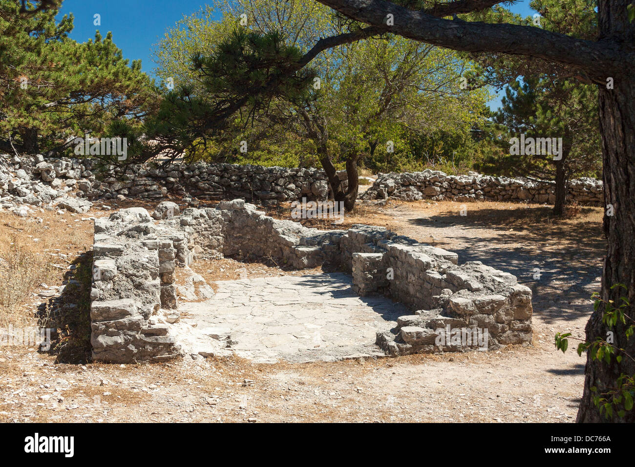Ruinen der Vitus-Kirche auf der Vidova Gora, Kroatien Stockfoto