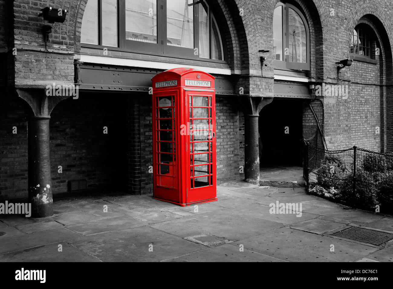 Rote Telefonzelle in Monochrom. London-UK-Beispiel für Verwendung von erweiterter Filter (partielle Farbe rot) von Fujifilm X100s Kamera Stockfoto