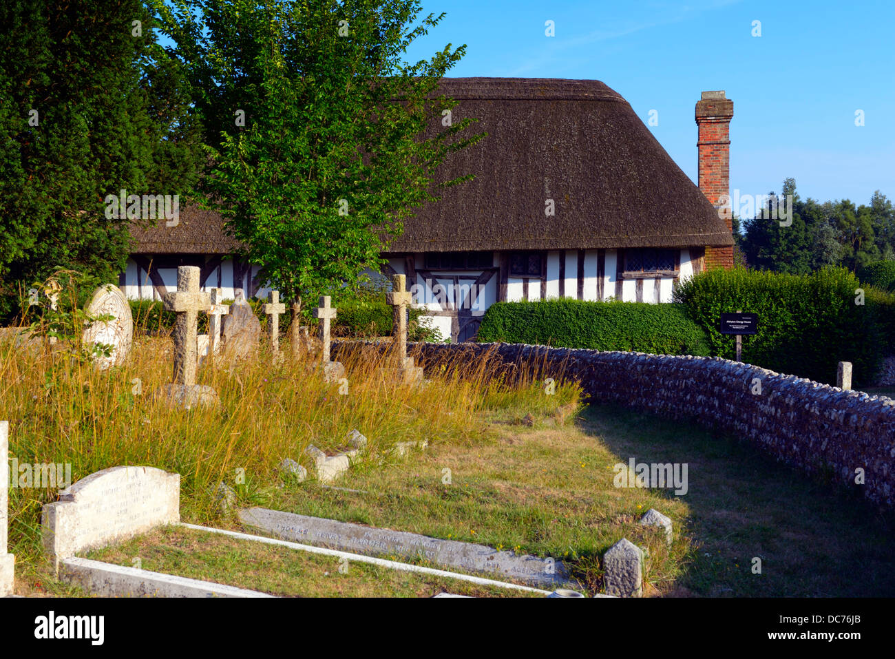 Ein Abend-Blick auf das geistliche Haus aus dem angrenzenden Friedhof im Dorf Touristenort, East Sussex, Großbritannien Stockfoto