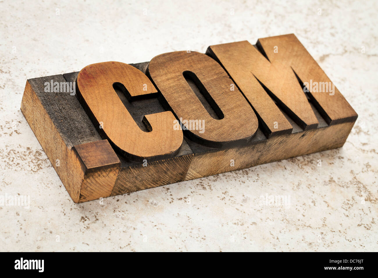 Dot Com - kommerziellen Internet-Domain im Vintage Buchdruck Holzart auf keramischen Fliesen Hintergrund Stockfoto
