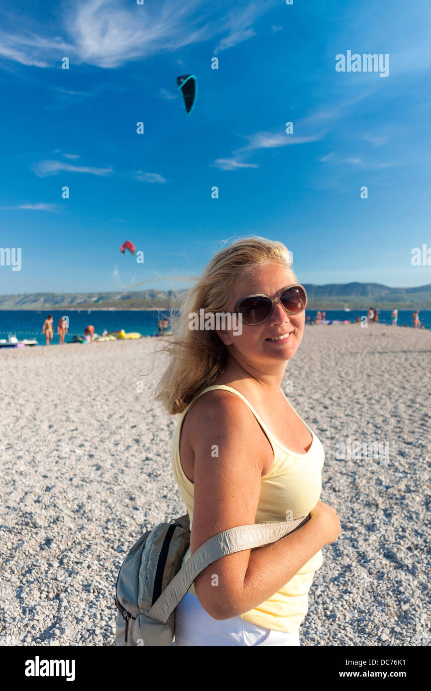 Touristen am Strand Zlatni Rat in Bol auf der Insel Brač, Kroatien Stockfoto