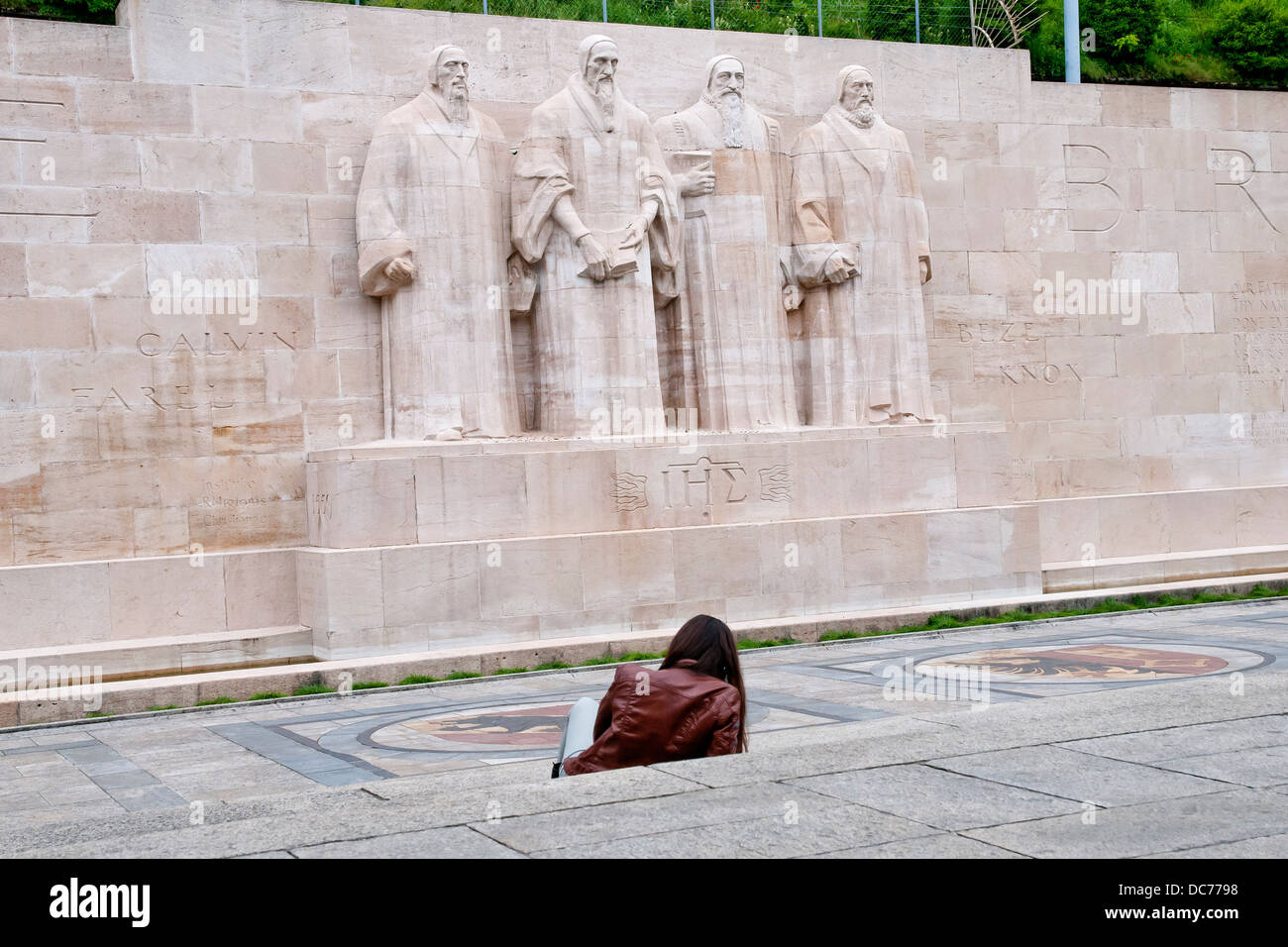 Touristischen Frau Standortwahl vor dem internationalen Denkmal zur Reformation, Genf, Schweiz, Europa Stockfoto