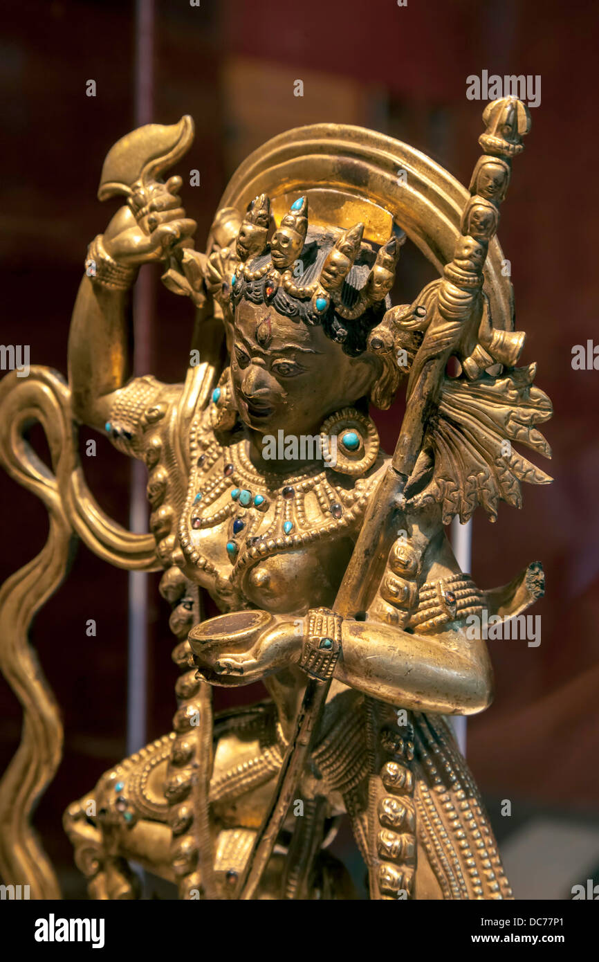 13. Jahrhundert bronze Statue des tibetischen Gottes Vajravarahi mit Edelsteinen auf dem Display in der Cofrin Asiatica Flügel des Museums Harn. Stockfoto