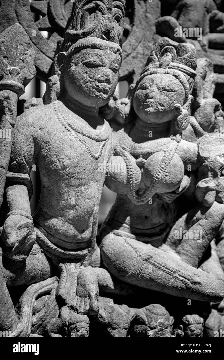Indischer Sandstein Skulptur von Uma-Mahesvara, dem hinduistischen Gott Shiva und Gemahlin Uma (10. Jahrhundert). Stockfoto