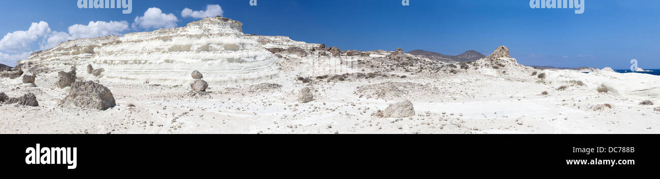 Mondlandschaft, mineralische Formationen in Sarakiniko beach.Milos Insel. Griechenland. Stockfoto