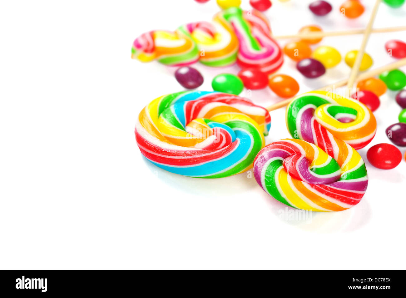 Bunte Bonbons isoliert auf weißem Hintergrund. Clipping-Pfad enthalten Stockfoto Bunte Bonbons isoliert auf weißem Hintergrund. Clipping-Pfad enthalten Stockfoto