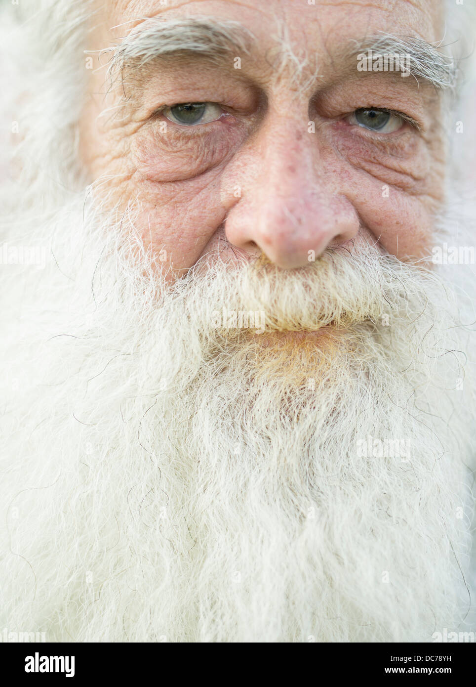 Älterer kaukasischen Mann mit weißem Bart und Schnurrbart Stockfoto