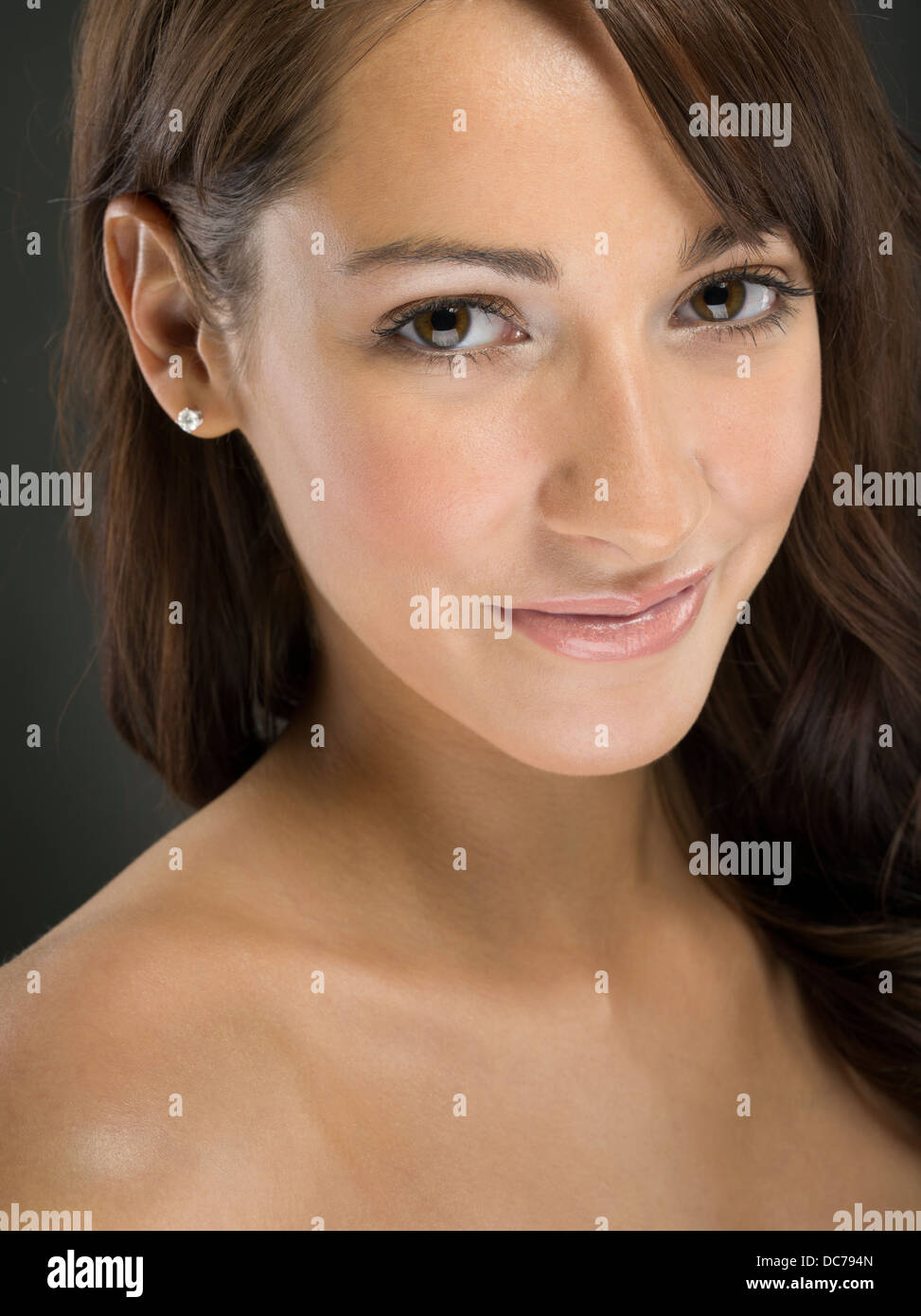Studioportrait schöne junge Frau mit langen braunen Haaren. Stockfoto