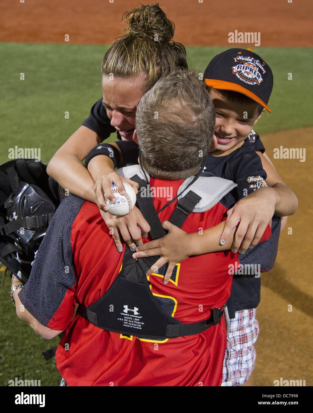 10. August 2013 - Aberdeen, Maryland, USA - The Byars Kinder reagieren die Überraschung Rückkehr vom Einsatz in Kuwait ihres Vaters Edward als ihre Mutter, die Marion blickt auf. Bryce, 6, warf den ersten Pitch vor dem Abendspiel an der Cal Ripken World Series zu seinem Vater, gekleidet als Blickfang aus der Maryland State Champion. Brianna, 13, und Bryce waren mit Emotionen überwinden, wenn Edward seine Fänger Maske entfernt. Die Überraschung Rückkehr erfolgte vor Maryland State Mountain Home, AR an der Cal Ripken World Series in Aberdeen, Maryland am 10. August 2013 gespielt. (Kredit-Bild: © Scott Se Stockfoto