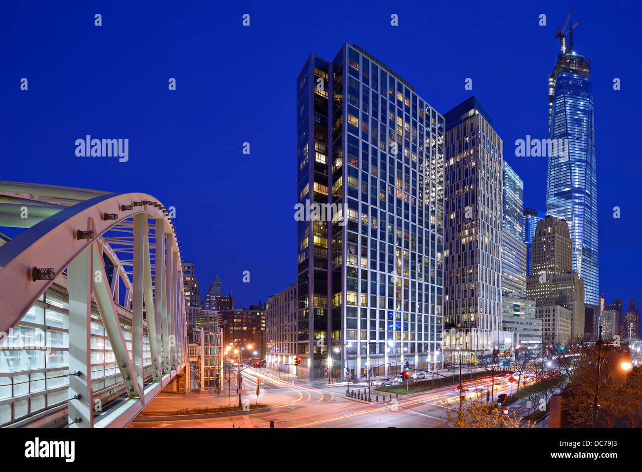 New York City, USA Finanzviertel Stadtbild bei Nacht einschließlich Wahrzeichen Bürogebäude. Stockfoto
