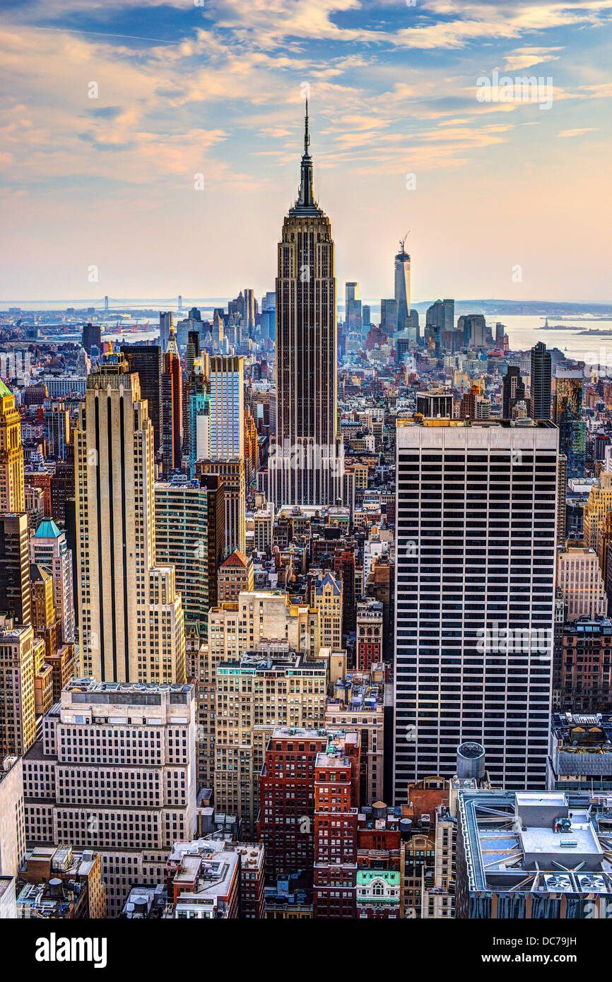Skyline von Midtown New York City, USA in der Abenddämmerung. Stockfoto